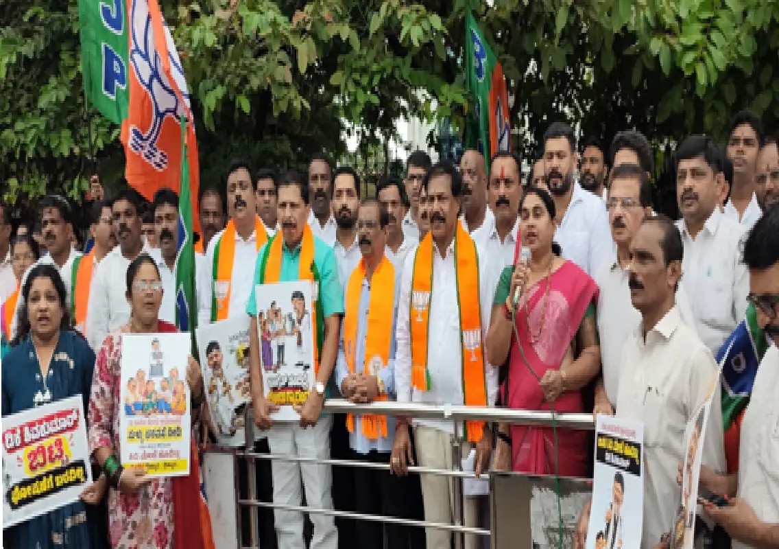 BJP stages protest in Mangaluru over Cabinet meeting decisions: WATCH - News Karnataka