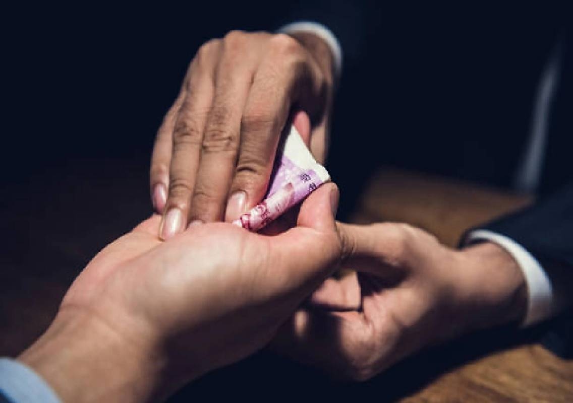 Bengaluru GST officer held over ₹8 lakh bribe - News Karnataka