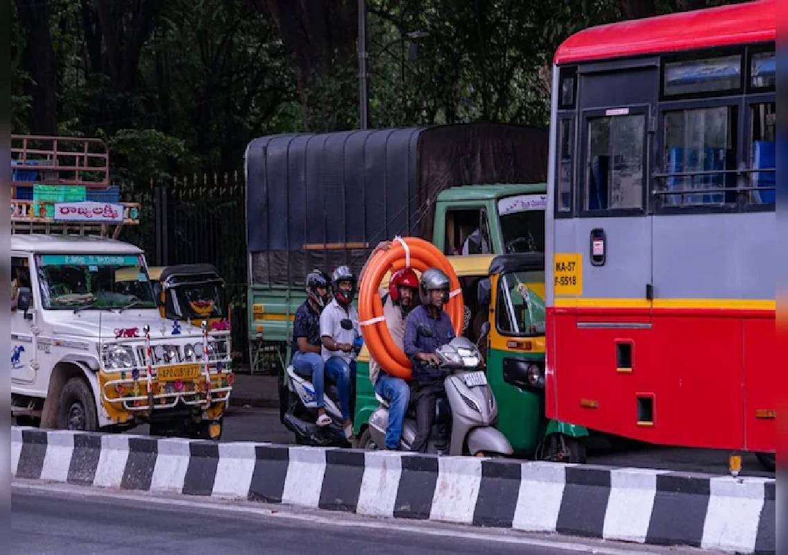 Bengaluru rain causes waterlogging, traffic snarls - News Karnataka