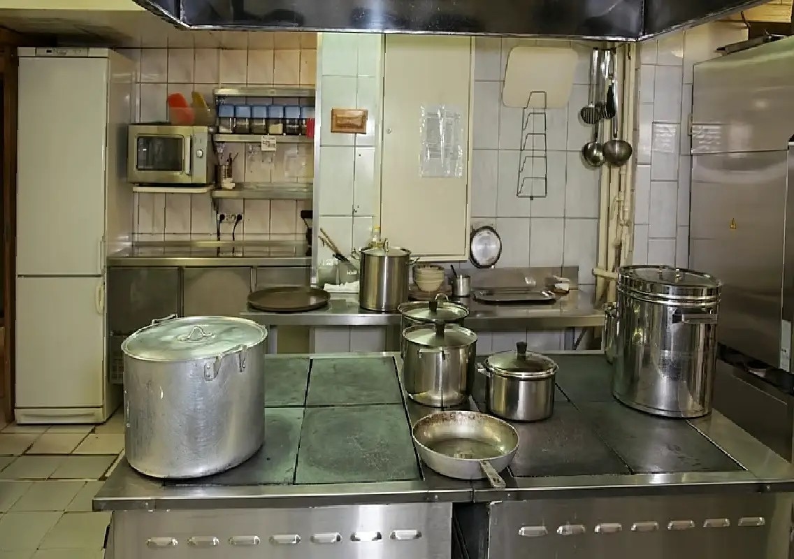 Bengaluru hotel shut over unhygienic kitchen, expired food items - News Karnataka