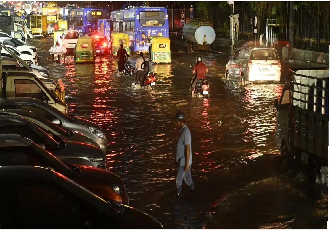 Bengaluru rain leaves commuters stranded as roads flood - News Karnataka