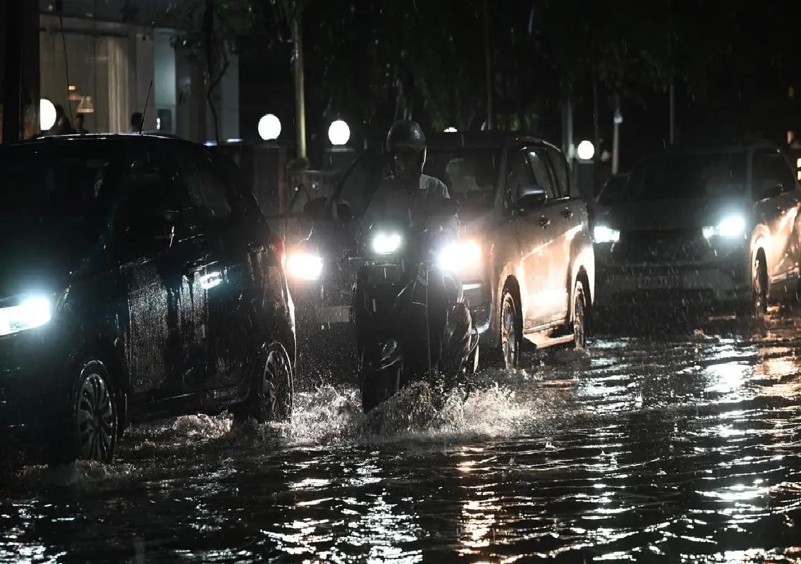 Bengaluru wakes to rainy Sunday as IMD issues yellow alert: WATCH - News Karnataka