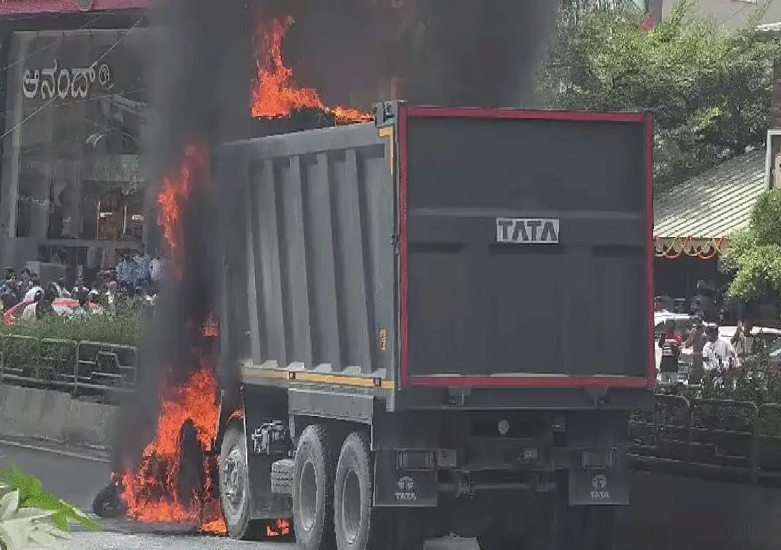 Lorry catches fire after biker collision on Kanakapura Road - News Karnataka