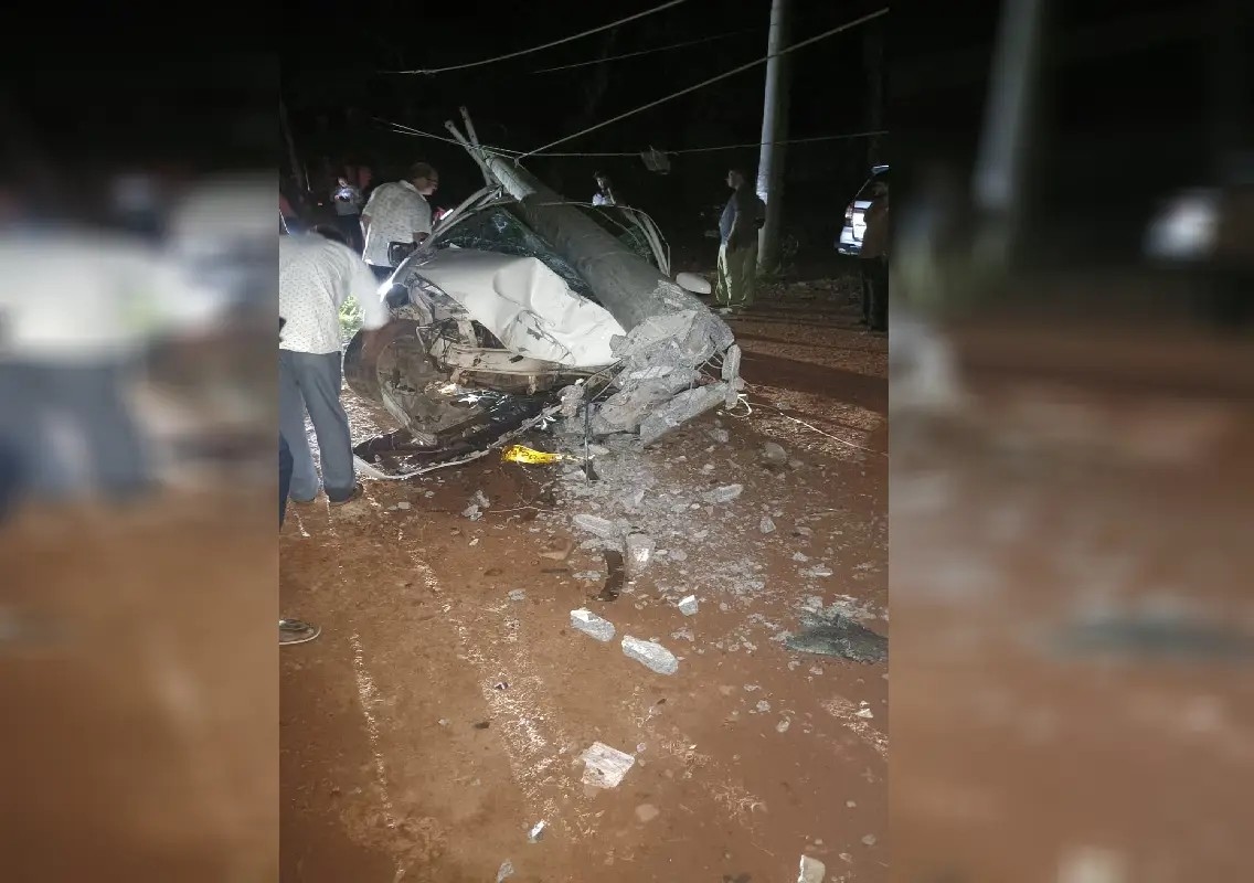 Car crashes into electric pole while avoiding pothole in Maroli: WATCH - News Karnataka
