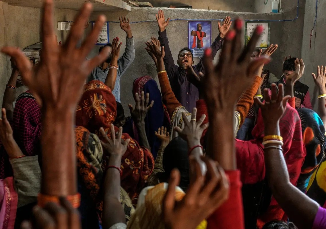 Christian family alleges threats during prayer meeting - News Karnataka