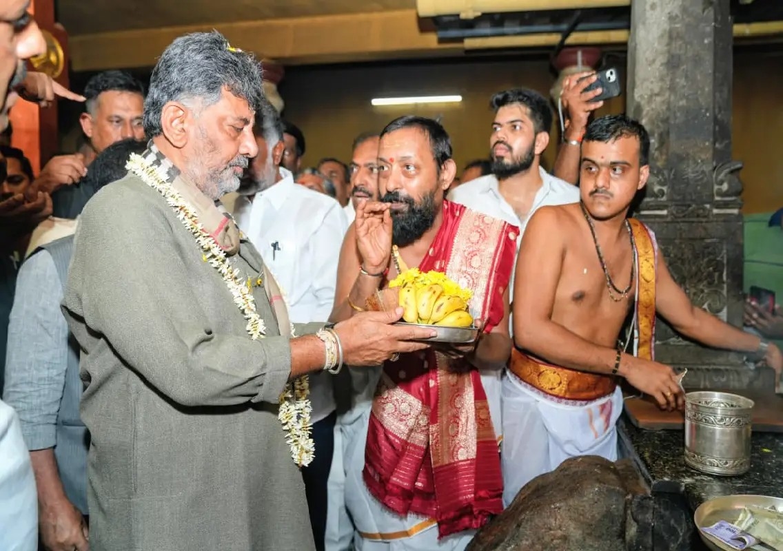 DK Shivakumar offers prayers at Kadri temple before Cabinet meet: WATCH - News Karnataka
