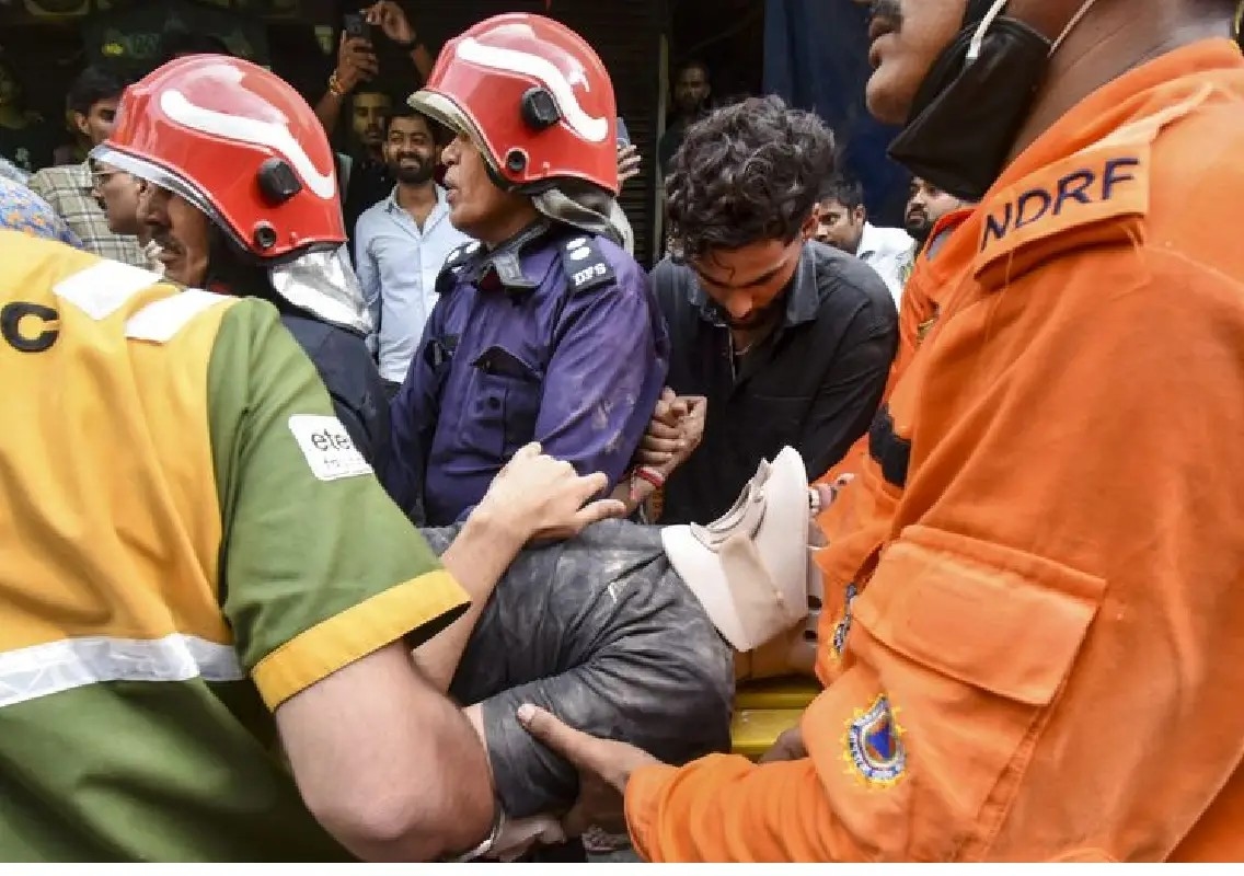 DU students search for friends after Satya Niketan PG collapse - News Karnataka