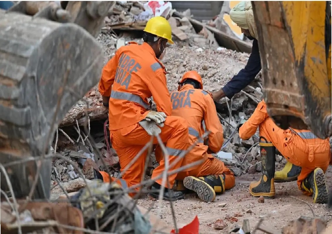 Delhi building collapse death toll rises to six - News Karnataka