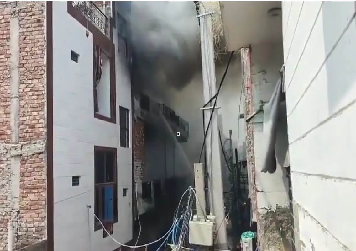 Delhi factory fire sparks panic as six jump from building - News Karnataka