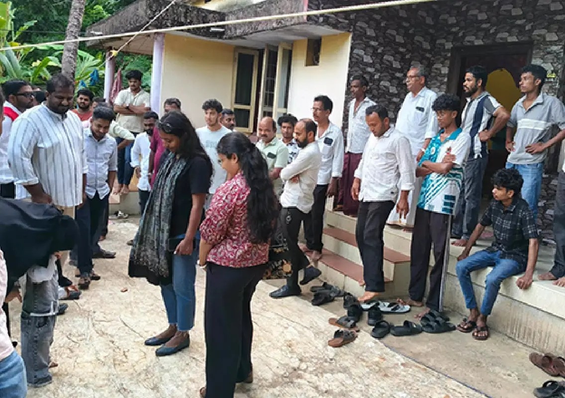 Dipsita Dhar visits family of organ donor Varshit Kulal in Mangaluru - News Karnataka