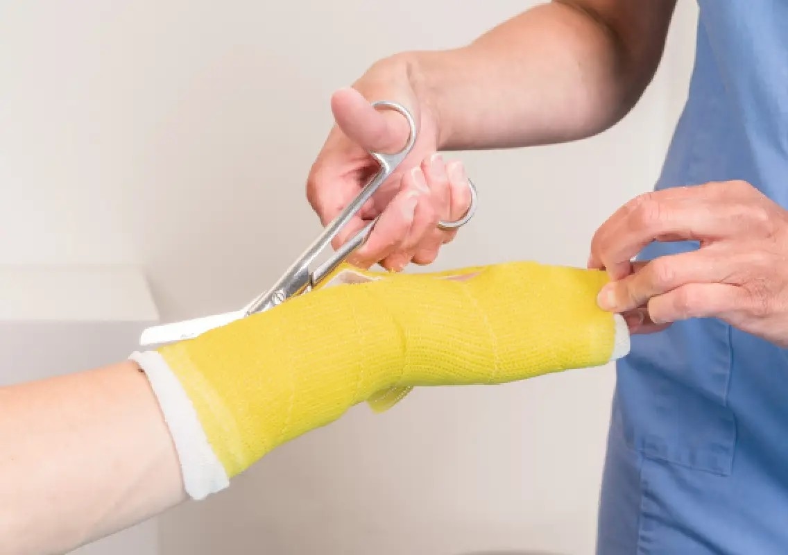 Doctor ordered to pay Rs 35 lakh after plaster used instead of surgery - News Karnataka