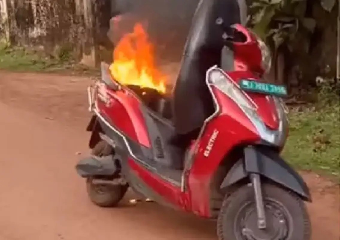 E-scooter catches fire on Udupi road, rider escapes unhurt - News Karnataka