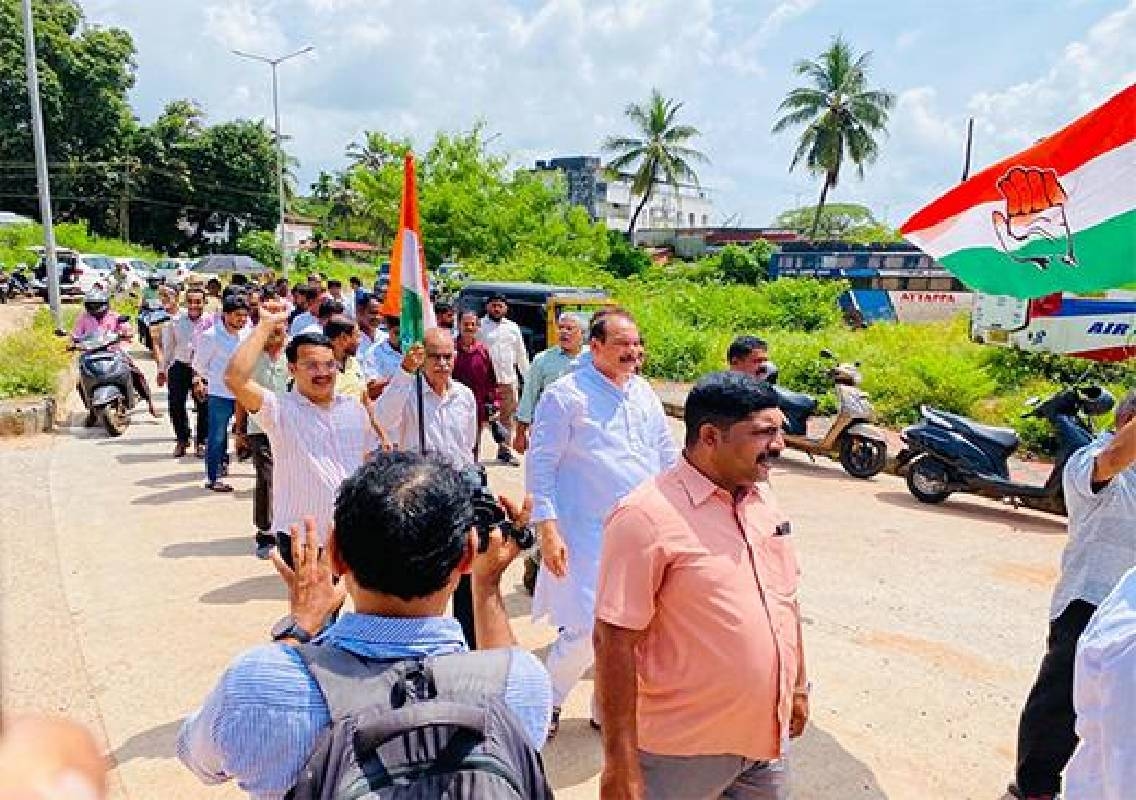 Congress workers protest in Mangaluru, Udupi over Rahul Gandhi FIR - News Karnataka