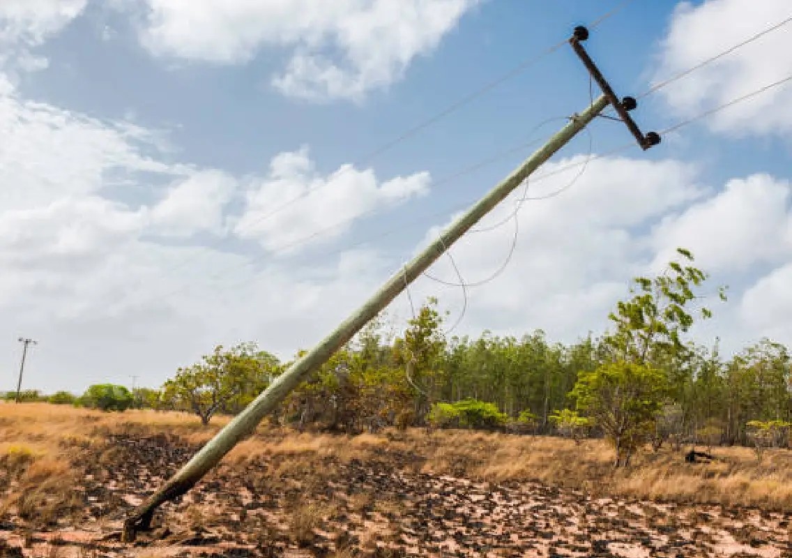 Father’s quick reflex saves daughter from falling pole in China - News Karnataka