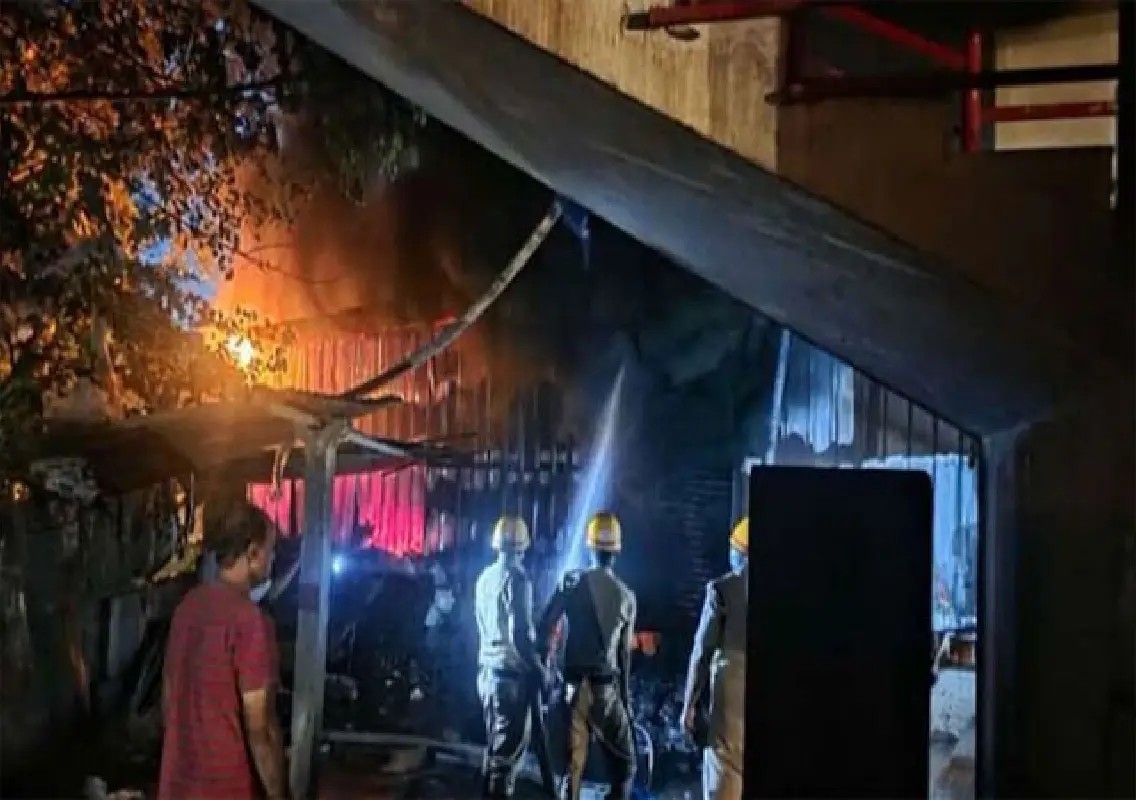 Fire breaks out at godown in Sullia's Balemakki - News Karnataka