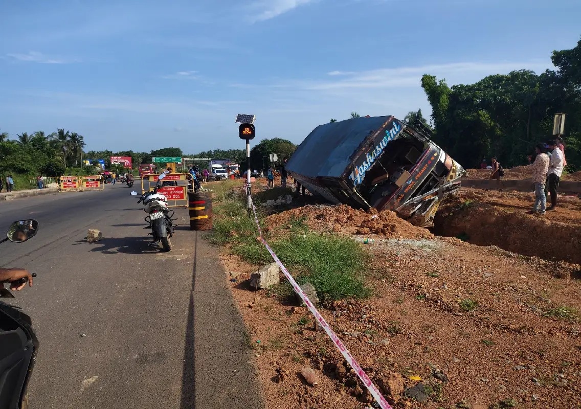 Fish-laden lorry overturns near Katapady underpass: WATCH - News Karnataka