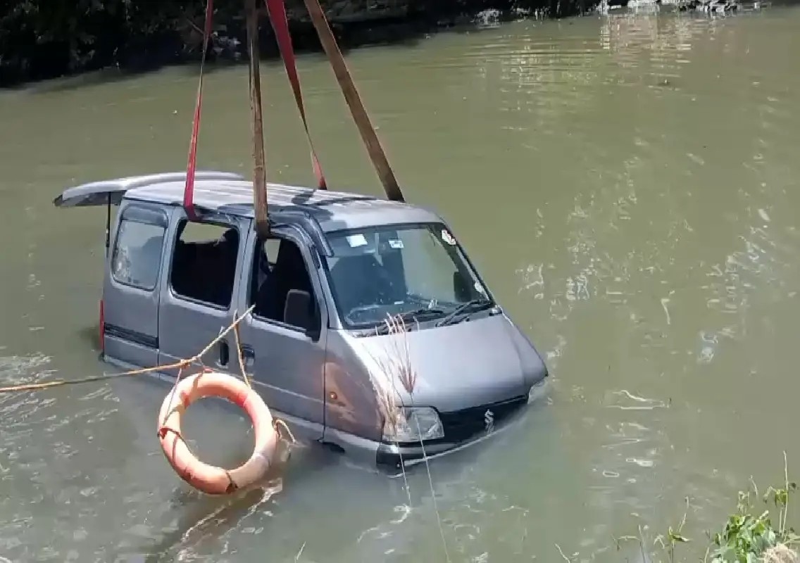 Fisherman Ganesh rescues driver, three-year-old child from river: WATCH - News Karnataka
