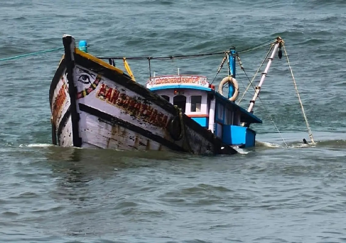 Fishing boat sinks at Gangolli estuary, six fishermen rescued - News Karnataka