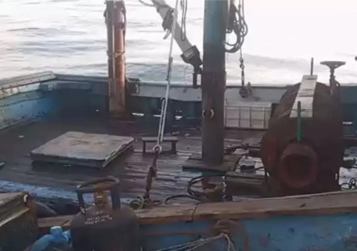 Fishing boat sinks near Ullal estuary, five fishermen rescued - News Karnataka