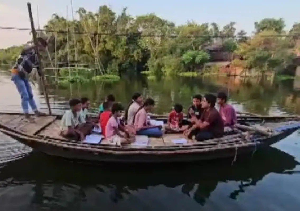 Flood-hit Bihar teacher turns boat into classroom - News Karnataka