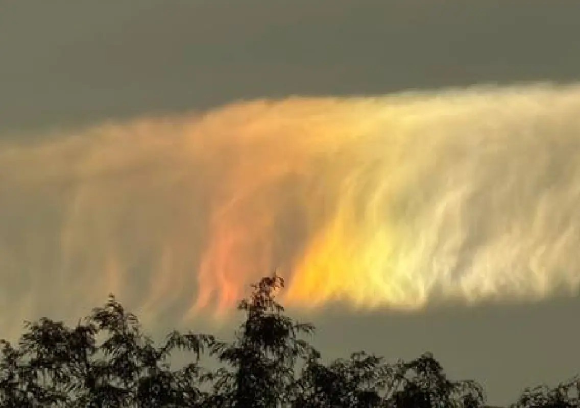 Iridescent clouds paint rainbow colours across Victoria skies - News Karnataka