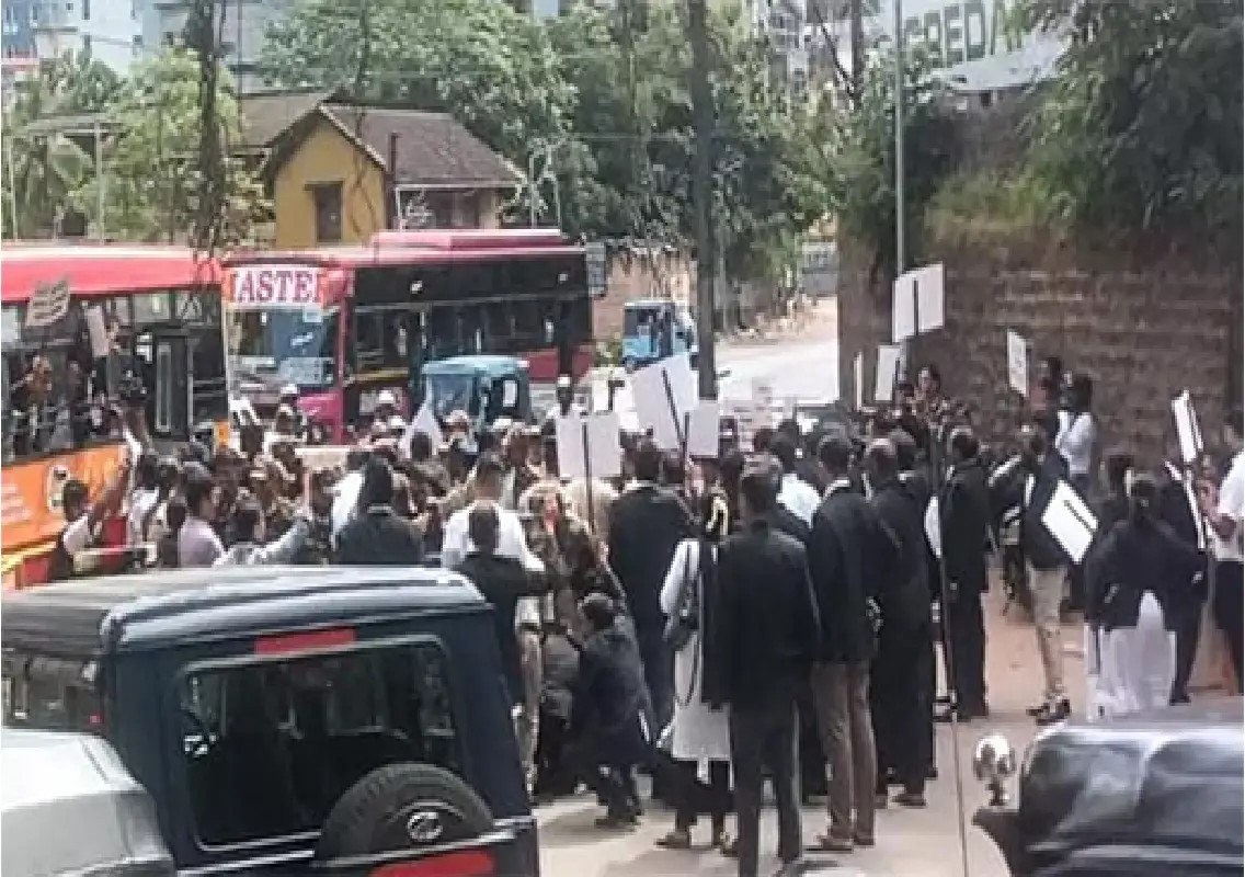 Lawyers detained while marching over prison mobile jammers: WATCH - News Karnataka