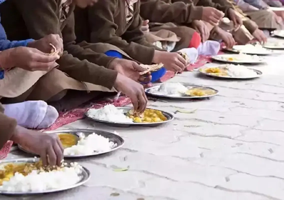Lizard in school meal leaves 31 students hospitalised - News Karnataka