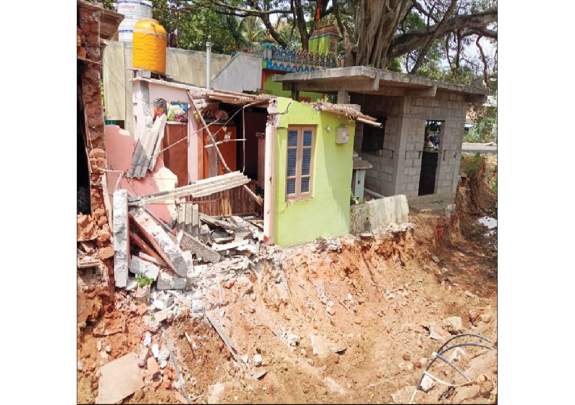 Mysuru MCC demolishes houses at Gayathripuram Park - News Karnataka