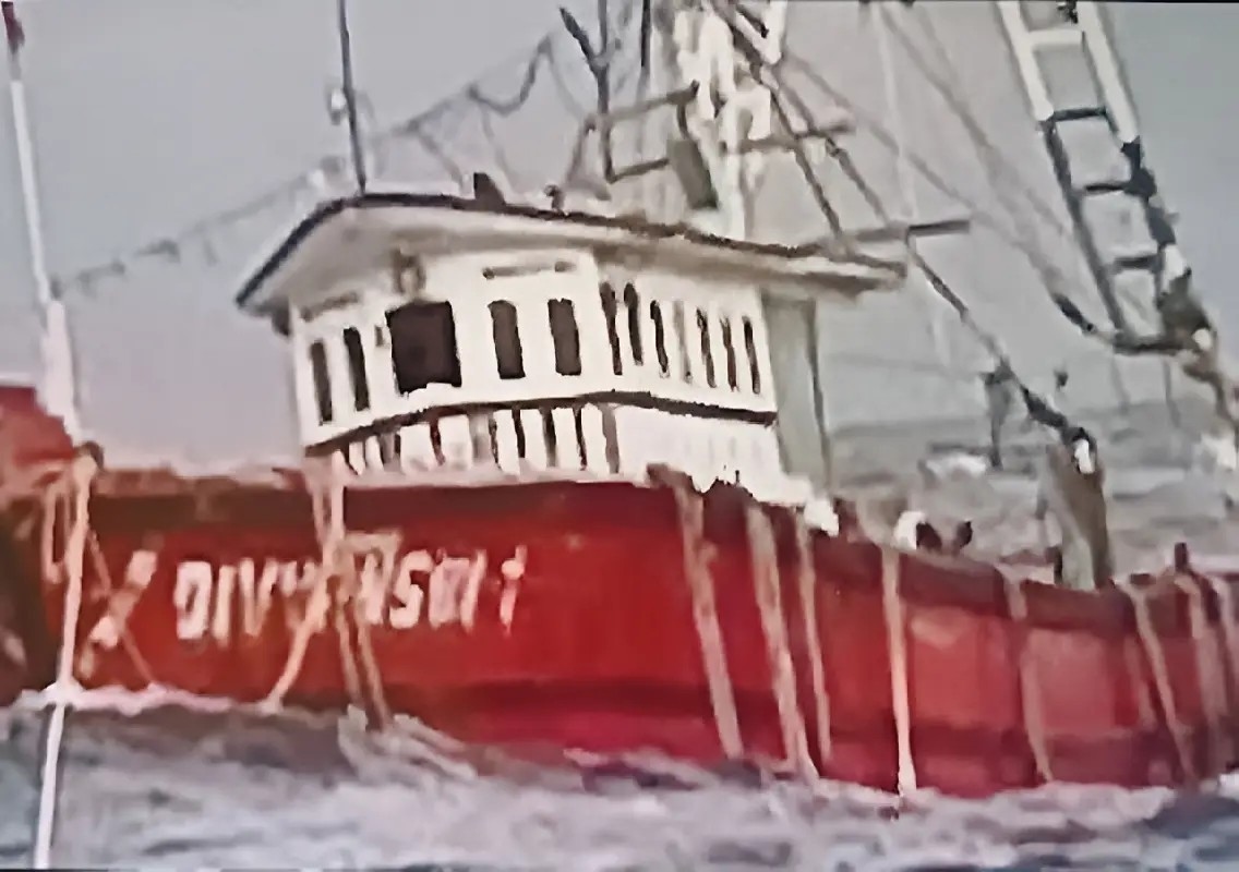 Malpe fishing boat sinks in Arabian Sea, all 8 crew members rescued - News Karnataka