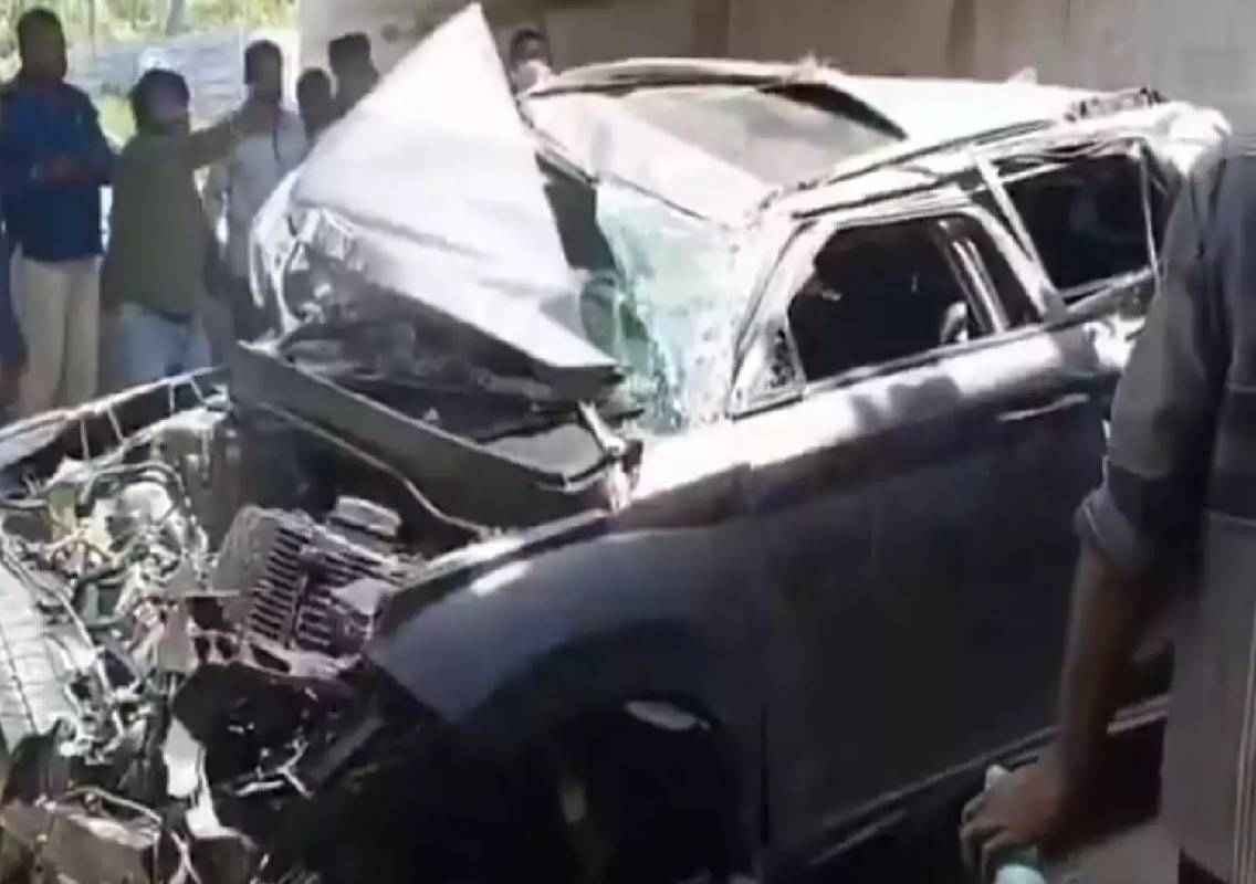 Mandya accident: Woman dies after car falls from flyover - News Karnataka