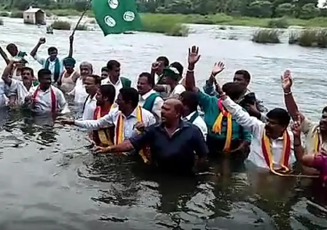 Mandya farmers protest Cauvery water release to Tamil Nadu - News Karnataka