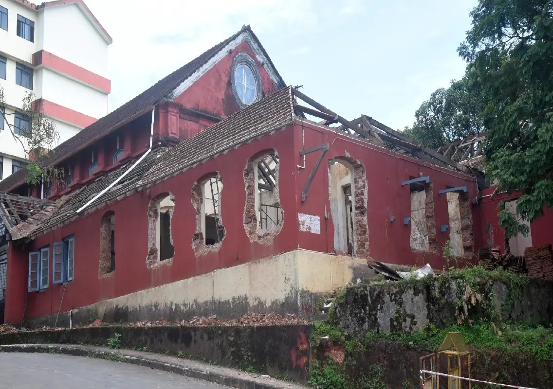 Mangaluru’s 164-year-old district court building begins demolition - News Karnataka