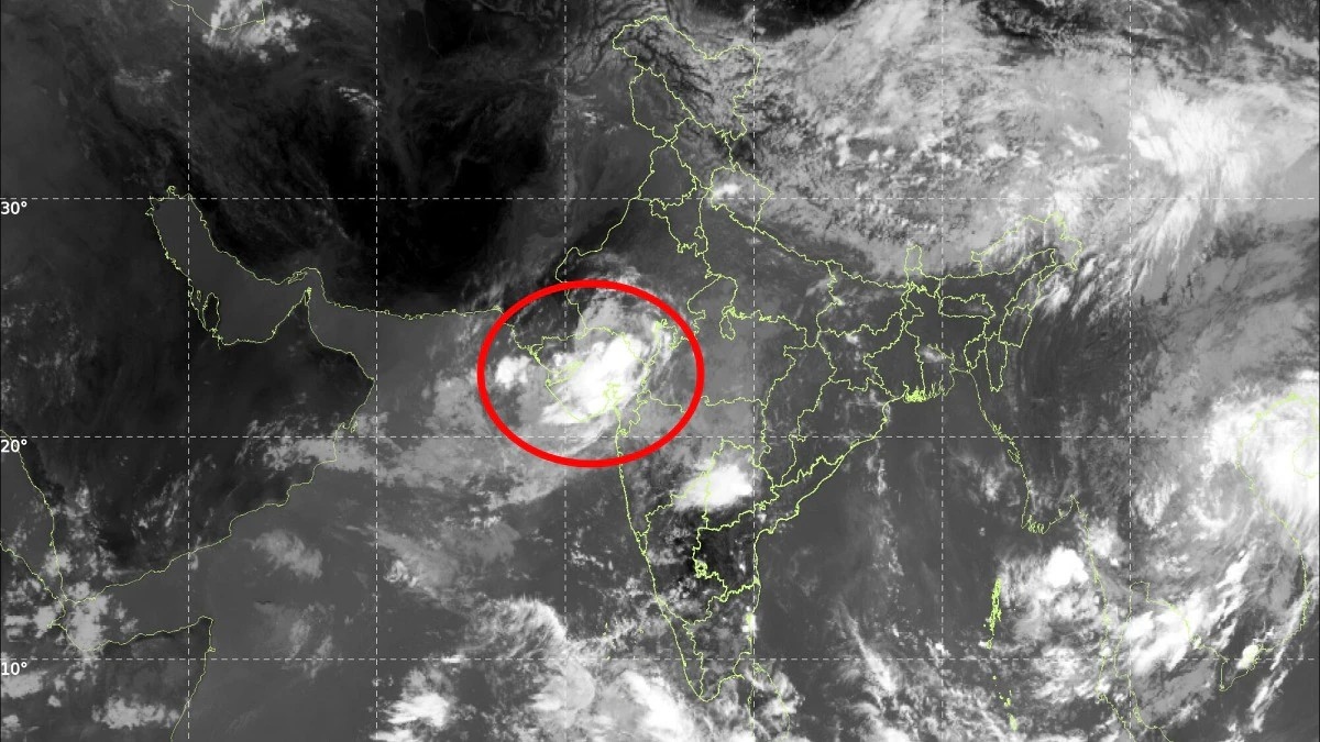 Massive rain clouds trigger heavy rain alert over Gujarat - News Karnataka