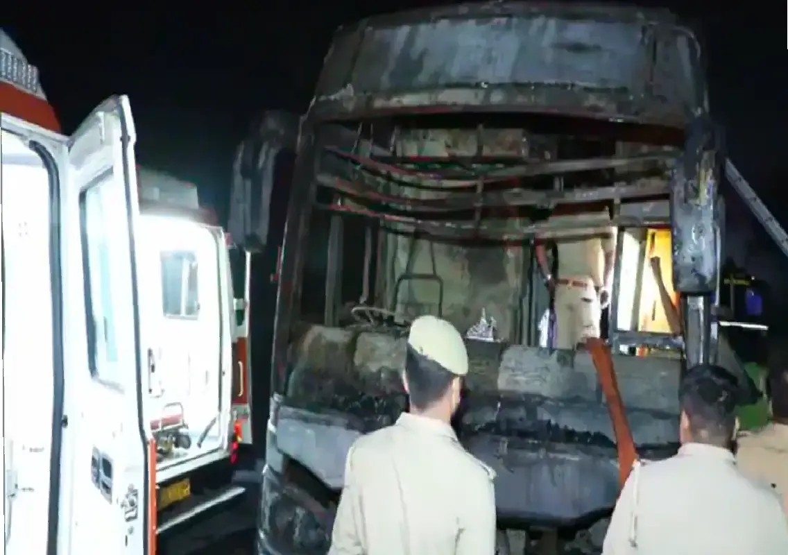 Nine killed as sleeper bus catches fire on Yamuna Expressway - News Karnataka