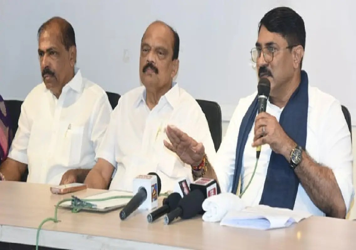 Padmaraj Poojary targets EC, BJP over vote row, Tulu and coastal development - News Karnataka