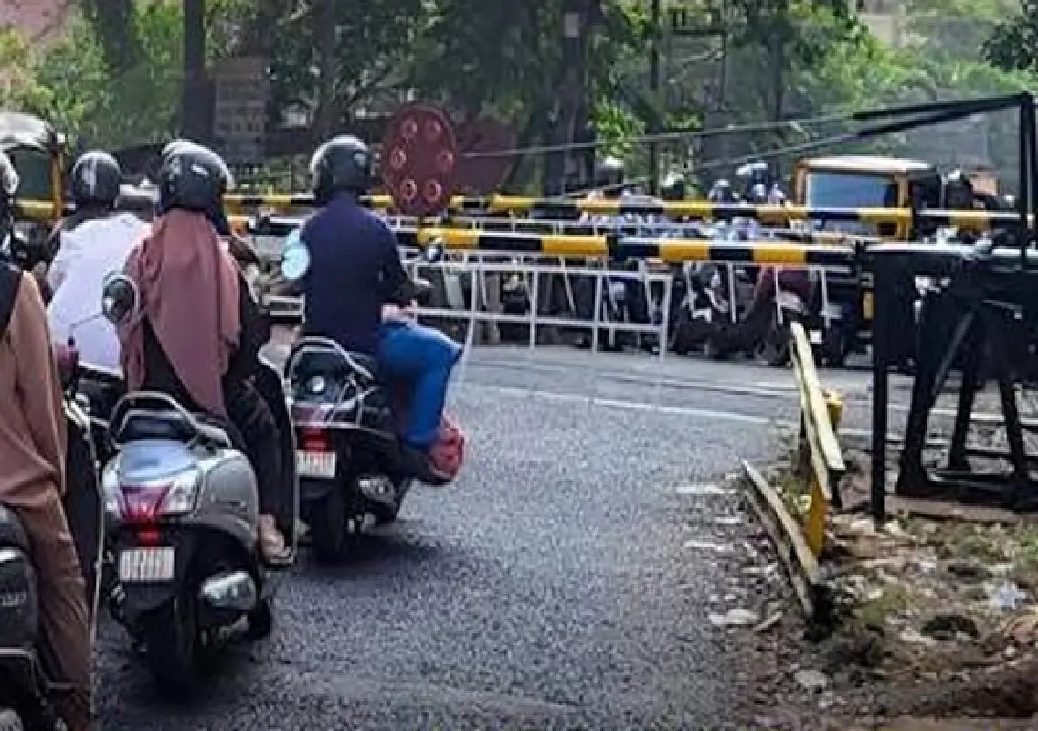 Pandeshwar level crossing to get double boom barrier for four-lane traffic - News Karnataka