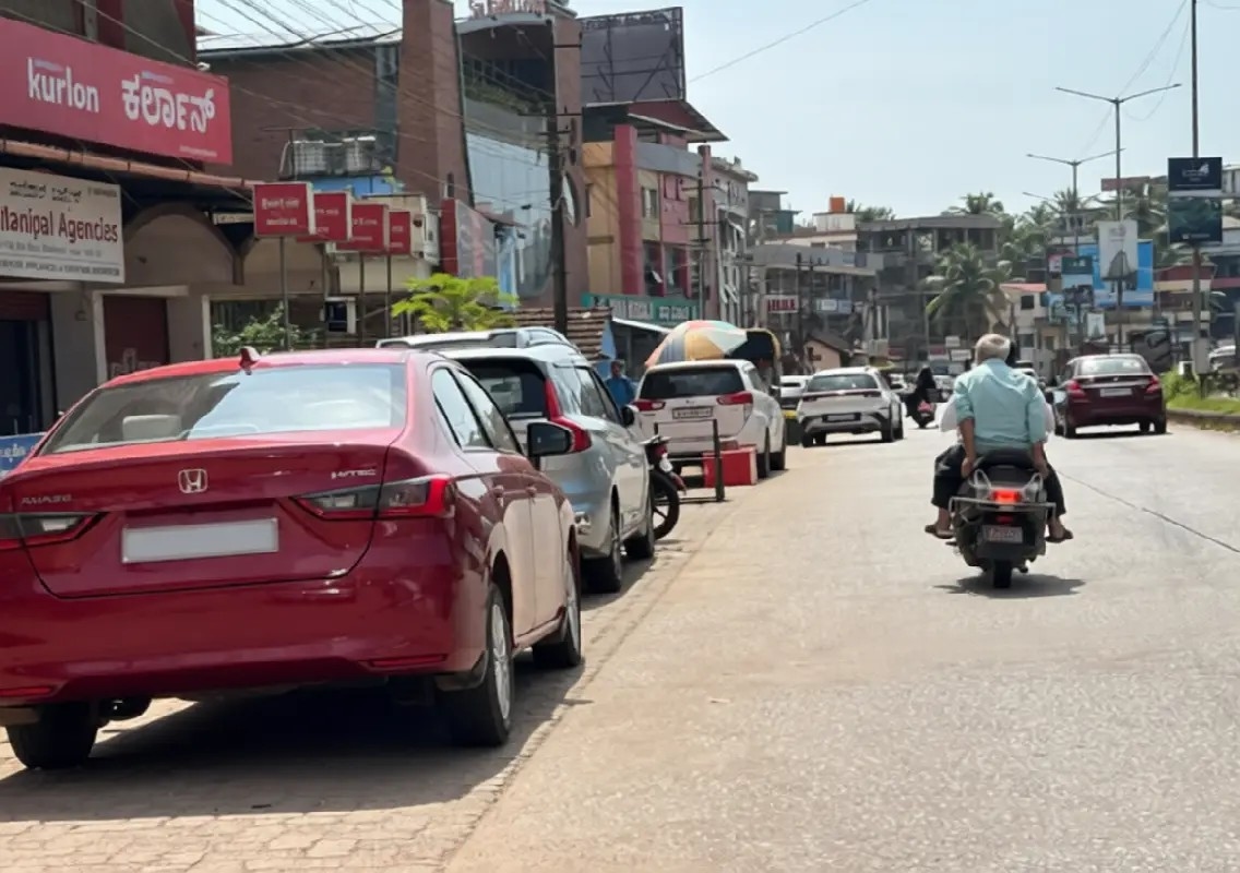 Parking chaos continues to trouble motorists across Udupi city - News Karnataka