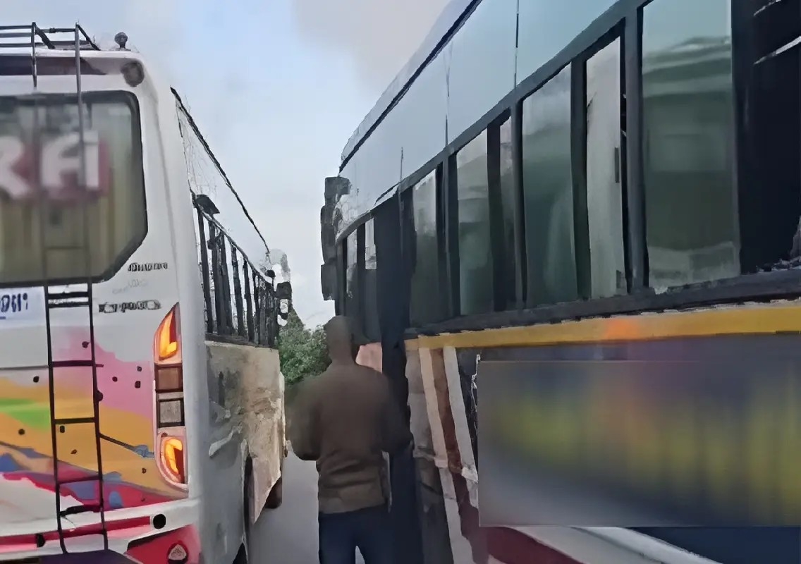 Private buses clash over passengers near Haleyangadi - News Karnataka
