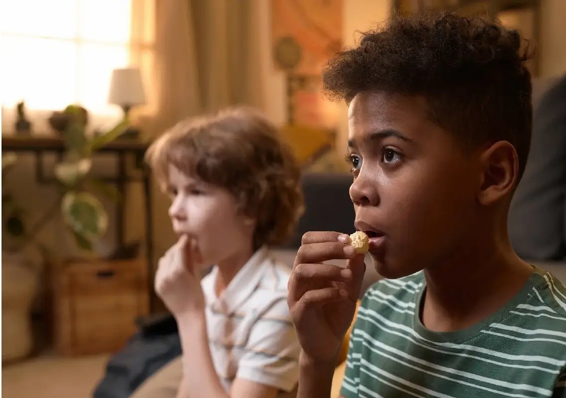 Screen time may be making children eat more, doctors explain - News Karnataka