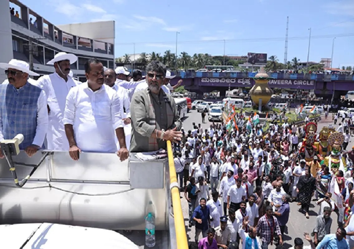 Shivakumar, ministers receive grand welcome in Mangaluru - News Karnataka