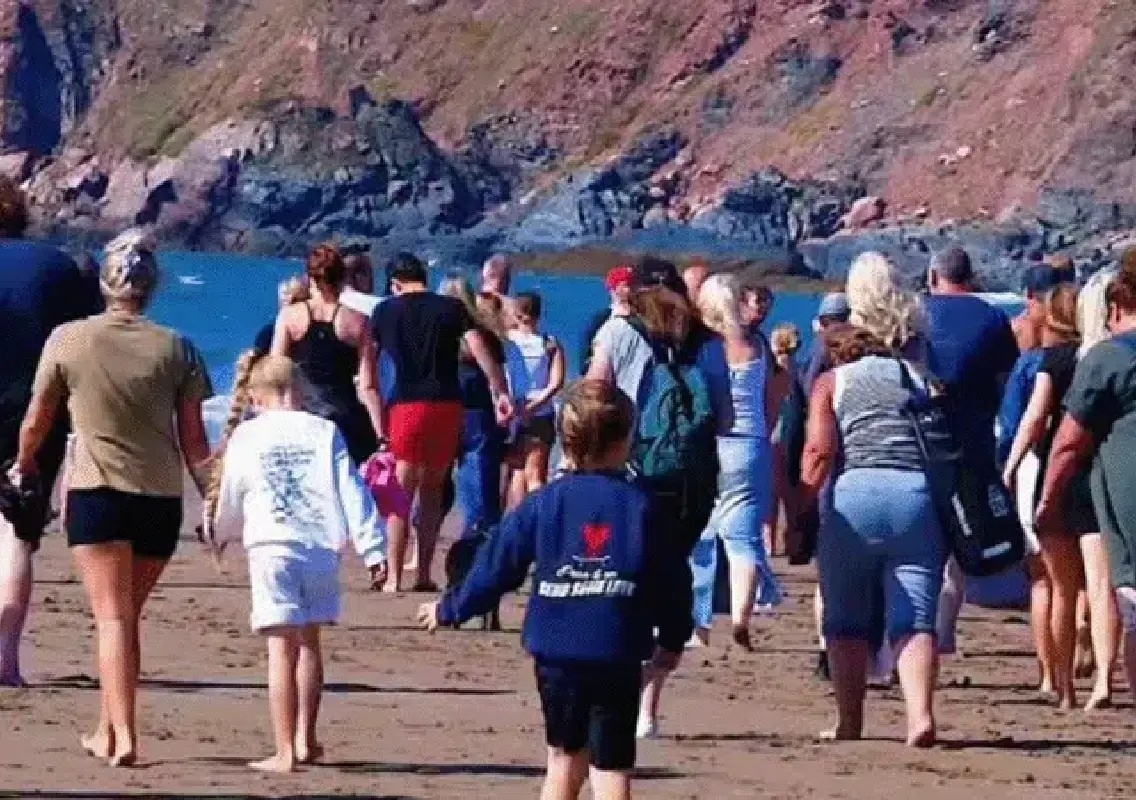 Social media call brings 170 people to UK beach for baptism - News Karnataka
