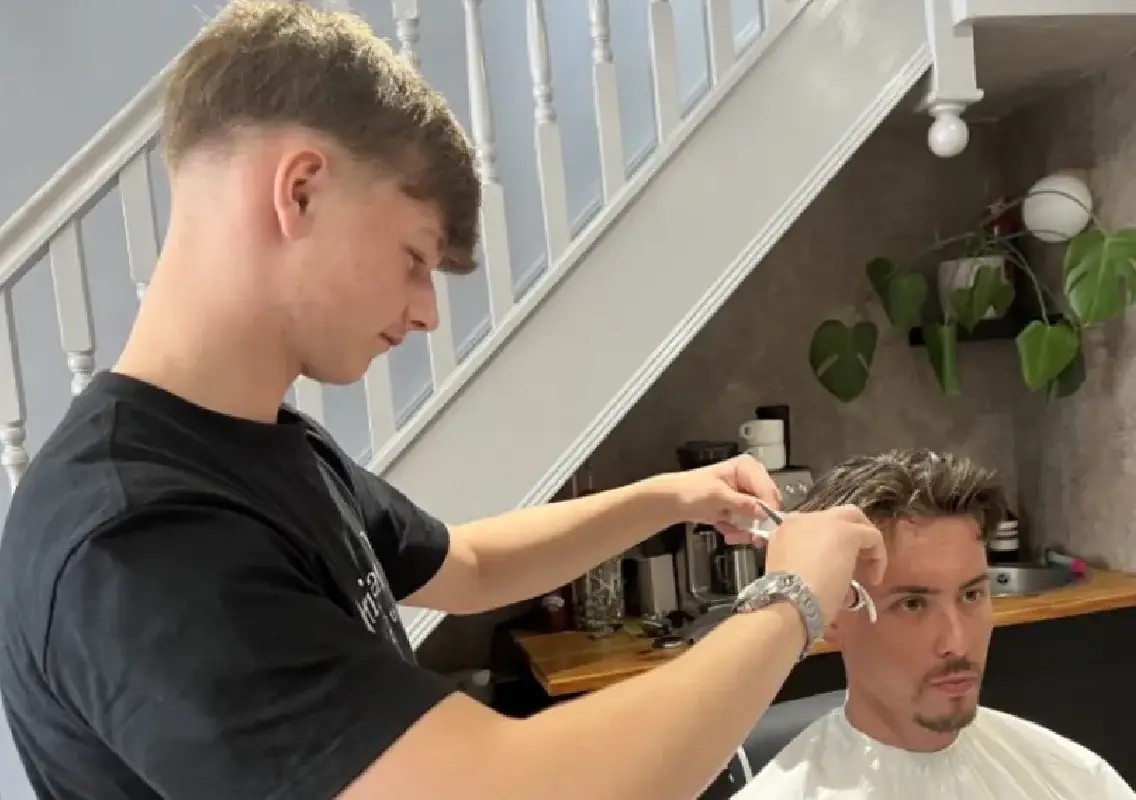 Teen barber offers free haircuts to people who need a helping hand - News Karnataka