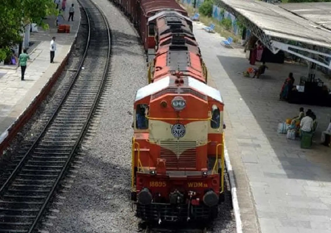 Teen dies after touching overhead wire while taking train-top photos - News Karnataka
