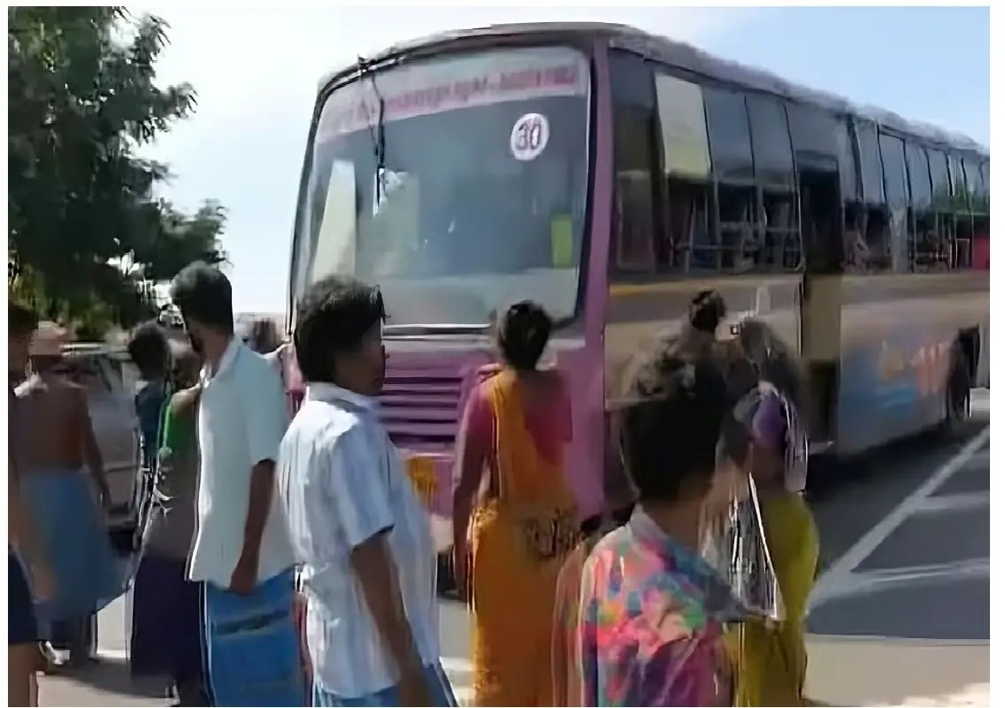 Ten tribal schoolgirls injured after falling from moving bus in Tamil Nadu - News Karnataka