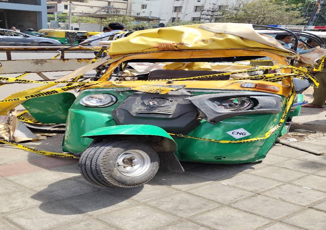 Thokkottu auto accident leaves caterer critically injured - News Karnataka