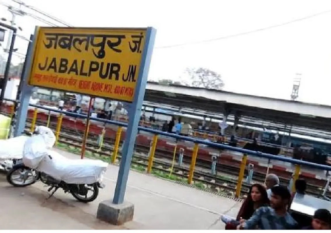 Toddler survives terrifying fall from moving train near Jabalpur - News Karnataka