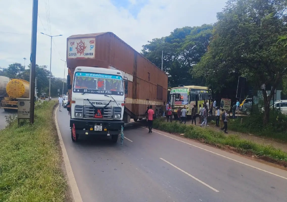 Trailer truck breakdown triggers kilometre-long traffic jam near Panambur Beach: WATCH - News Karnataka