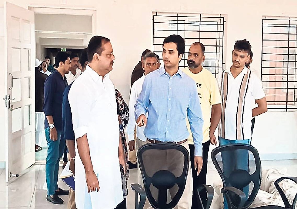 Khader inspects Padil DC office for Sept 18 Cabinet meet - News Karnataka