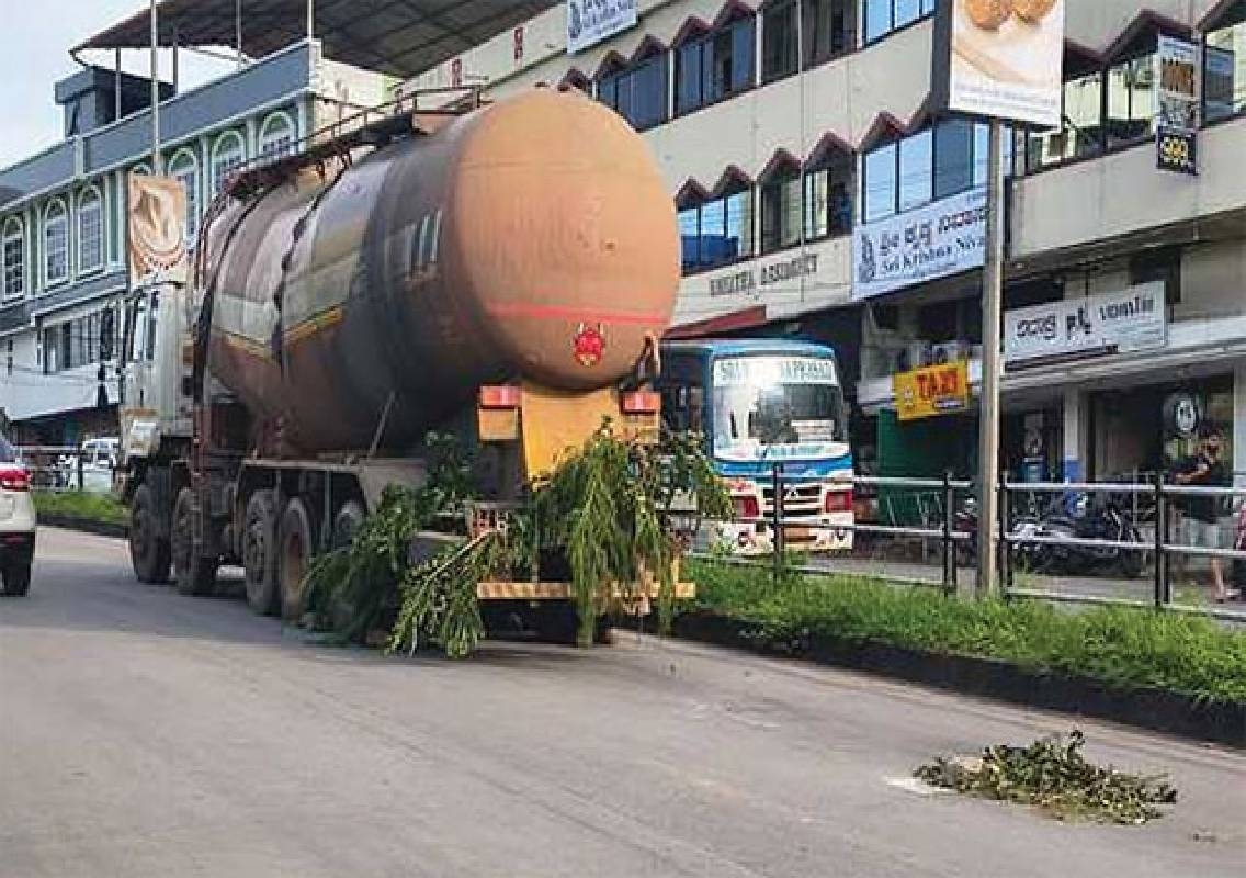 Udupi vehicle stranded near Manipal for three days - News Karnataka