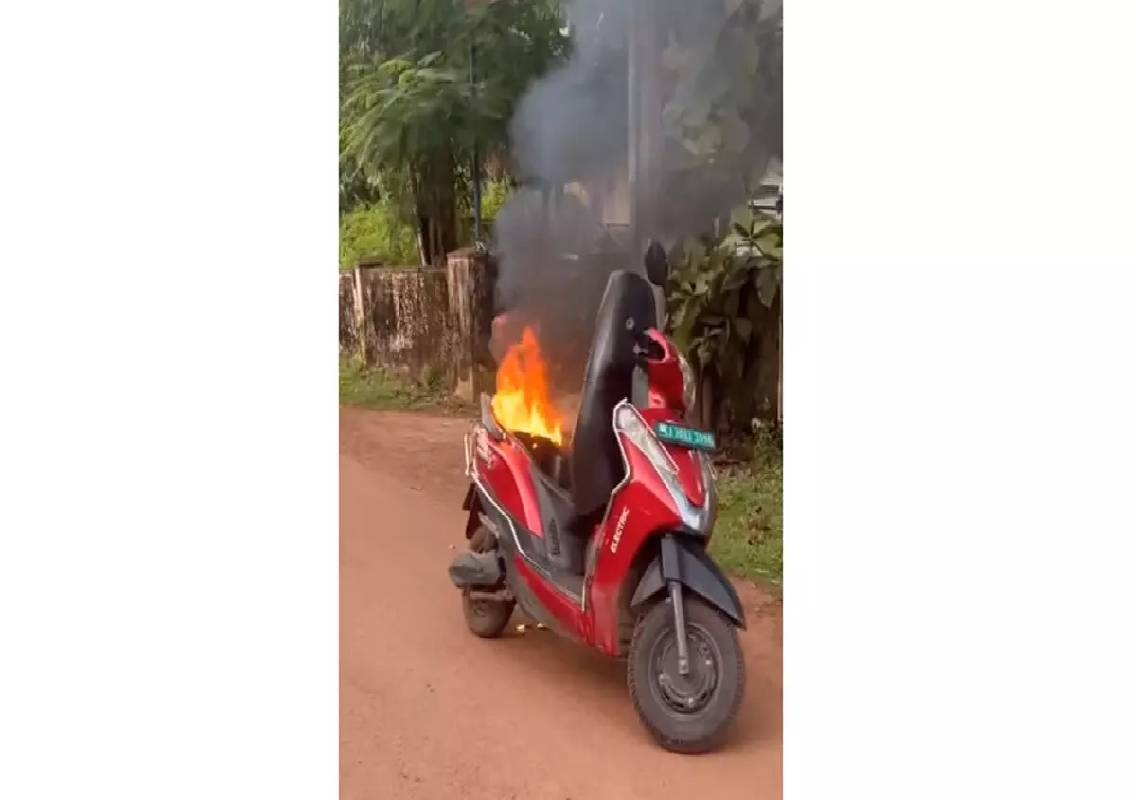 Udupi electric scooter catches fire while moving - News Karnataka